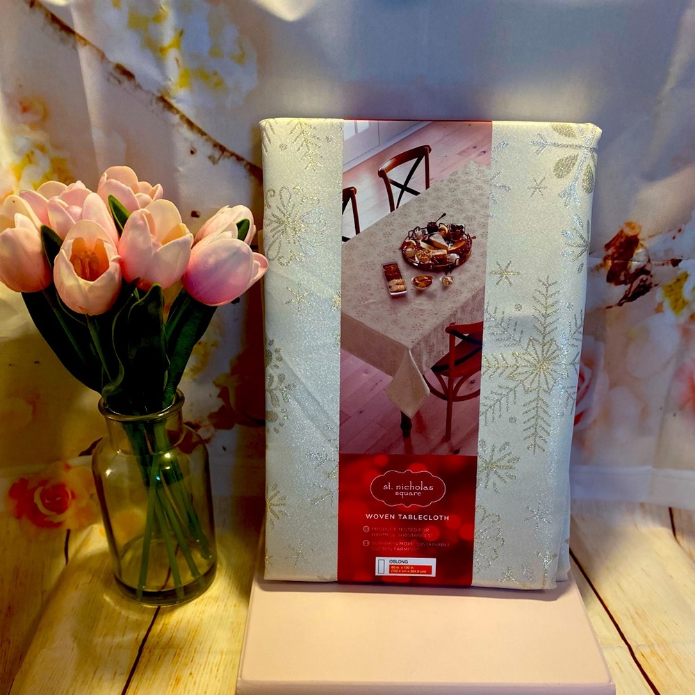 Snowflake Shine Jacquard-Antique Gold Tablecloth